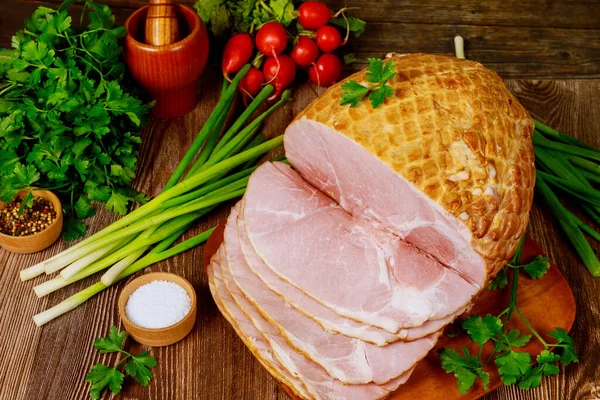 Fırında pişmiş ve dilimlenmiş jambon, sebze ve baharatla birlikte yemek masası. Şükran Günü konsepti.