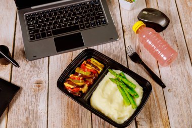 Sebzeli ratatouille, patates püresi, konteynırda kuşkonmaz ve ofis yemeği için içki..