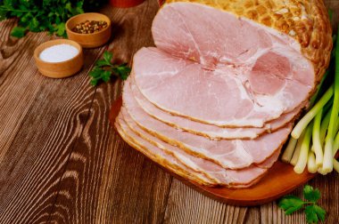 Paskalya için turplu, soğanlı ve tuzlu jambon..