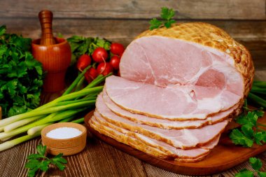 Sebzeli füme kemiksiz jambon ve ahşap Noel masasında tuz..