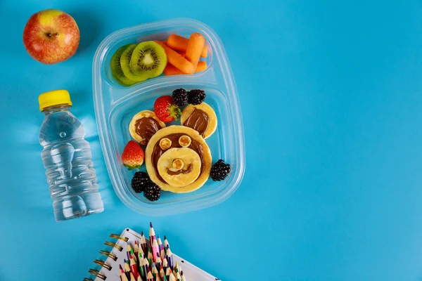 Almuerzo Escolar Para Niños Con Crepes Divertidos Frutas Con Zanahoria — Foto de Stock