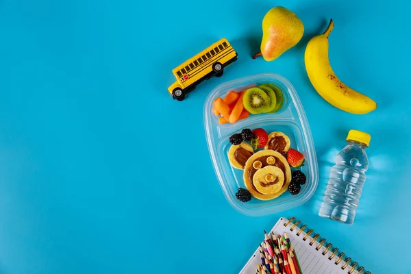 Contenedor Almuerzo Con Panqueques Zanahoria Pera Plátano Con Suministros Cuchara — Foto de Stock