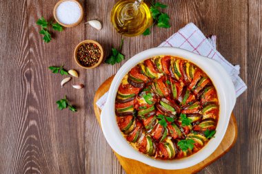 Beyaz fırın tavasında mozzarella peynirli sebzeli ratatouille. Fransız yemeği..