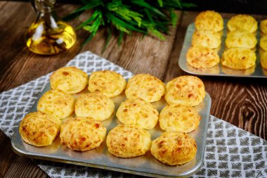 Ahşap masada ev yapımı Arjantin peynirli çörekler..