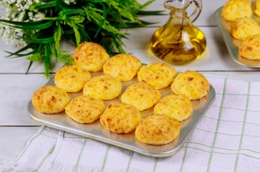 Brezilya ev yapımı peynirli çörekler ahşap masada tavada.