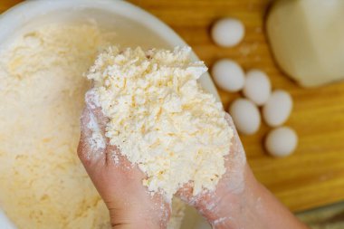 Chipa denilen peynirli ekmek için para kazanan bir kadın..