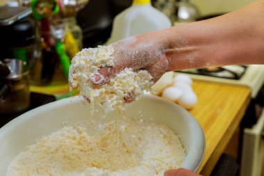Chipa adında peynirli ekmek pişirmek için para kazanan bir kadın. Paraguay Mutfağı.