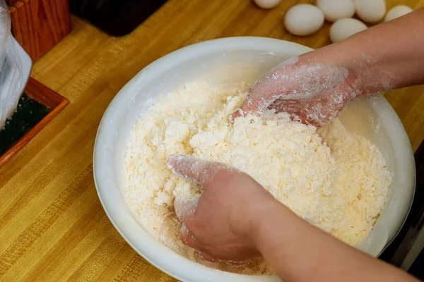 Mujer Mezclando Harina Queso Para Hacer Masa Pan Queso Cocina —  Fotos de Stock