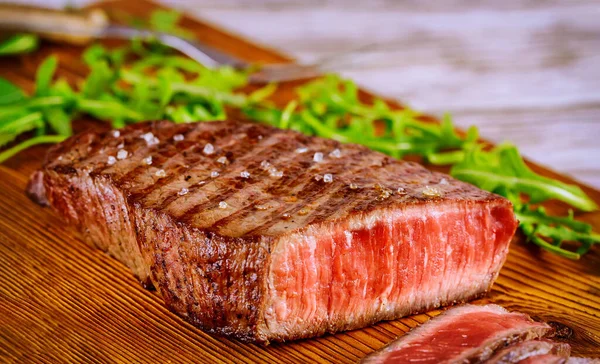 Gegrilltes Seltenes Rindersteak Mit Rucola Auf Holzbrett — Stockfoto