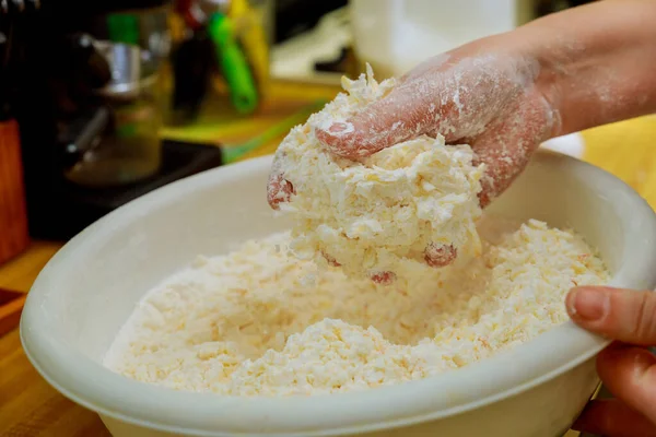 Brezilya Peynirli Çipini Kasede Elleriyle Pişiren Kadın — Stok fotoğraf