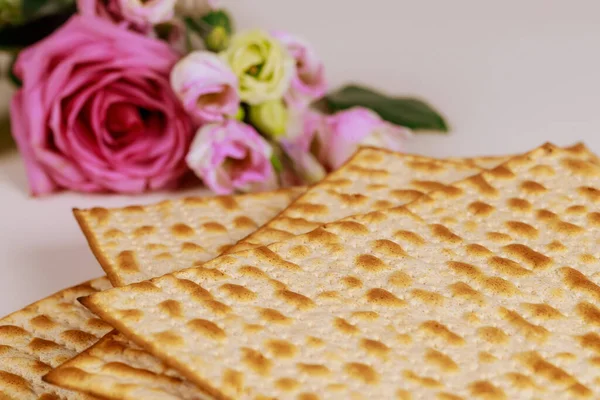 Pane Ebreo Matzah Con Rose Rosa Concetto Festa Ebraica Pasqua — Foto Stock