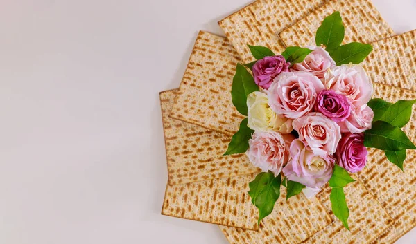 Pan Matzá Judío Con Rosas Rosadas Concepto Vacaciones Pascua Judía — Foto de Stock