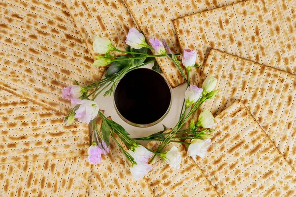 Matzah Een Zilveren Beker Wijn Joodse Feestdagen Pascha Concept — Stockfoto