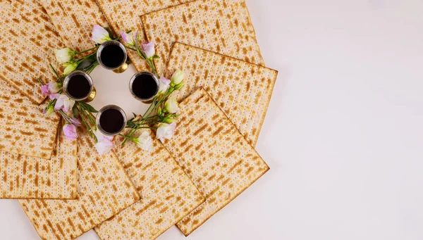 Sfondo Quattro Coppe Vino Con Matzah Fiori Feste Ebraiche Concetto — Foto Stock