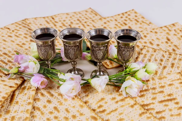Чотири Чашки Вина Мацами Квітами Єврейські Свята Пасха Концепція — стокове фото
