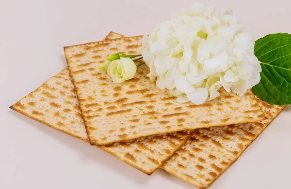 Pão Matzah Com Hortênsia Branca Conceito Feriado Páscoa Judaica — Fotografia de Stock