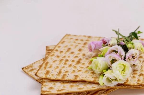 Israeliskt Matzahbröd Med Rosa Och Vita Rosor Judisk Påsk Semester — Stockfoto