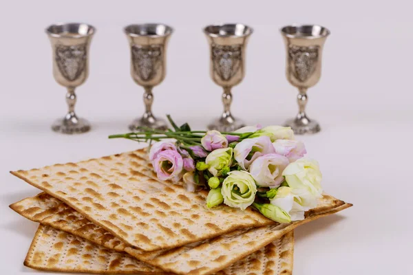 Хліб Єврейської Маци Білому Тлі Чотирма Винними Чашками Квітами Фестиваль — стокове фото
