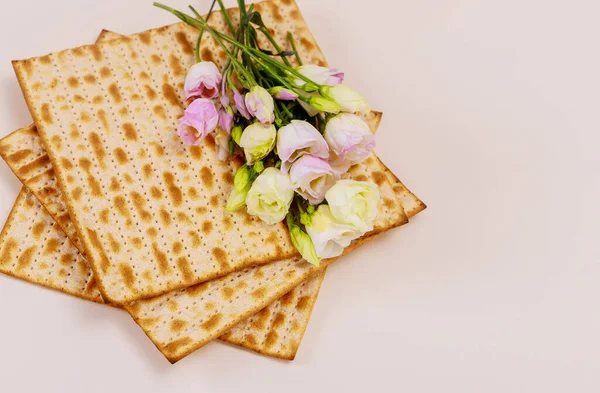 Pan Matzá Judío Con Flores Rosadas Sobre Fondo Blanco Concepto — Foto de Stock