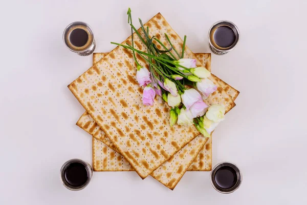 Vier Weinbecher Mit Matza Und Blumen Jüdische Feiertage Pessach Konzept — Stockfoto