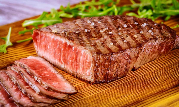 Delicious Healthy Grilled Medium Rare Beef Steak Wooden Board Arugula — Stock Photo, Image