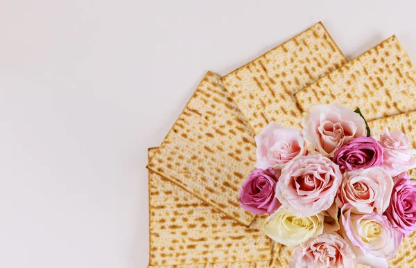 Judiskt Matzah Bröd Med Rosa Blommor Vit Bakgrund Påsklovskoncept — Stockfoto