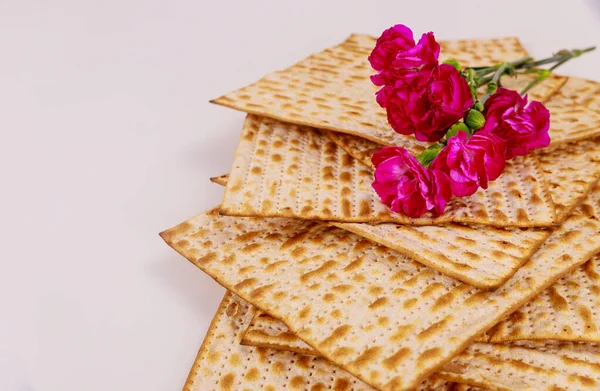 Matzah Bröd Med Varma Nejlikor Blommor Judisk Påsk Semester Koncept — Stockfoto