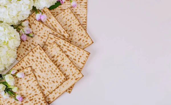 Jewish Matzah Bread White Flowers White Background Passover Holiday Concept — Stock Photo, Image