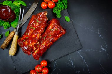 Domuz pirzolası, barbekü sosu, domates ve ıspanak..