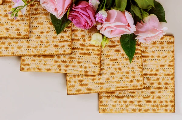 Pan Matzá Con Rosas Rosadas Concepto Fiesta Judía Pascua Cerca — Foto de Stock