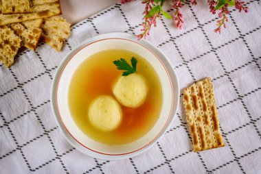 Havuçlu ve matza ekmekli leziz köfte çorbası. Yahudi bayramı konsepti.