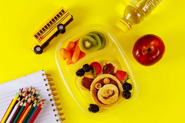 Almuerzo Para Niños Con Tortitas Bayas Manzana Sobre Fondo Amarillo — Foto de Stock