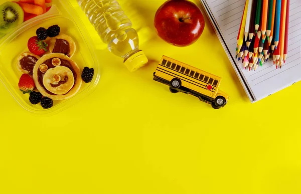 Deliciosa Comida Recipiente Lápices Colores Sobre Fondo Amarillo Regreso Concepto — Foto de Stock