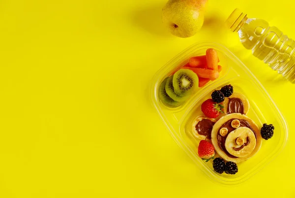 Comida Saborosa Lancheiras Com Água Pêra Fundo Amarelo — Fotografia de Stock