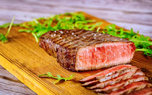 Bife Carne Angus Raro Fatiado Grelhado Tábua Madeira Fechar — Fotografia de Stock