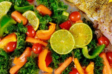 Sağlıklı salata için çeşitli taze sebzeler. Kapat..