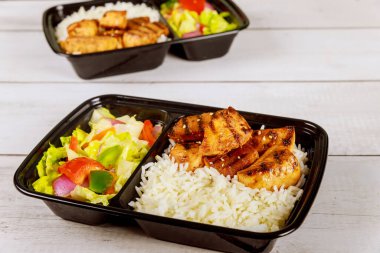 Sağlıklı yemek teslimatı veya plastik konteynırda öğle yemeği..