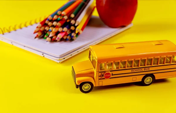 Vuelta Escuela Suministros Para Escuela Sobre Fondo Amarillo — Foto de Stock