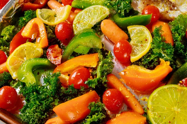 切碎和混合新鲜蔬菜制成健康的沙拉 靠近点 — 图库照片