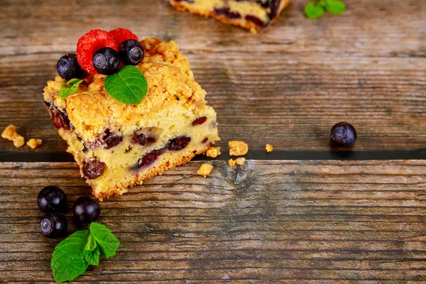 Pedazo Pastel Arándanos Con Bayas Frescas Sobre Fondo Madera — Foto de Stock