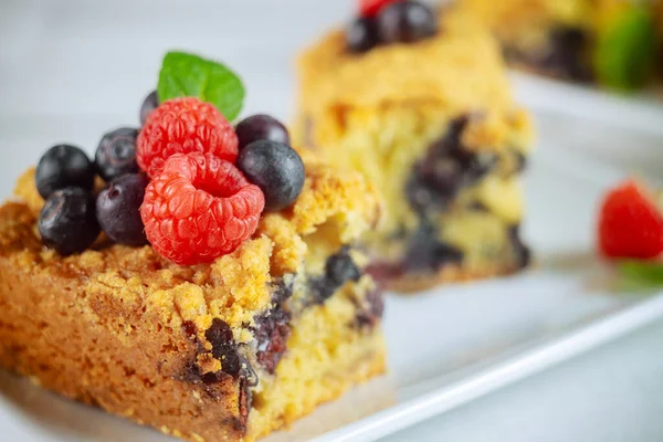 Hausgemachte Torte Mit Frischen Blaubeeren Auf Weißem Teller Und Weißem — Stockfoto