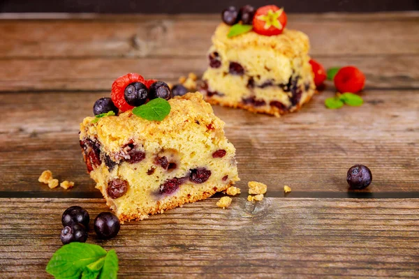 Cortar Pastel Crema Agria Con Arándanos Frescos Sobre Fondo Madera — Foto de Stock