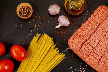 Kıyma, spagetti makarna, sarımsak, domates ve zeytinyağı. İtalyan mutfağı