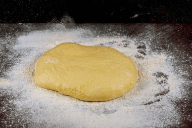 Ev yapımı beyaz ekmek pişirmek için taze hamur..