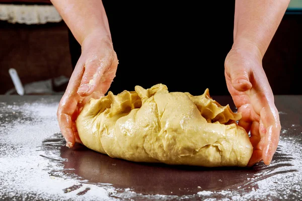 Mujer Amasando Masa Para Hacer Pizza Casera — Foto de Stock