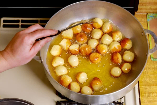 Γυναίκα Τηγανίζει Στρογγυλά Munchkins Μικρά Ντόνατς Καυτό Λάδι — Φωτογραφία Αρχείου