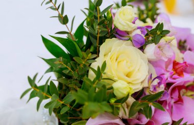 Beyaz arka planda gül ve iris buketleri izole edilmiş..