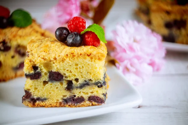 Morceau Gâteau Crème Sure Aux Bleuets Avec Des Baies Fraîches — Photo