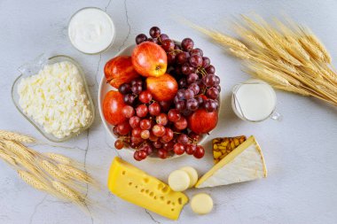 Yahudi bayramı Shavuot konsepti. Beyaz arka planda kosher süt ürünleri.