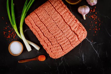 Sığır eti, sarımsak, biber ve taze soğan. Köfte pişirmek için gerekli malzemeler. Üst görünüm.